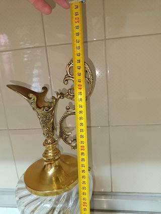 Jarra vintage dorada y cristal.