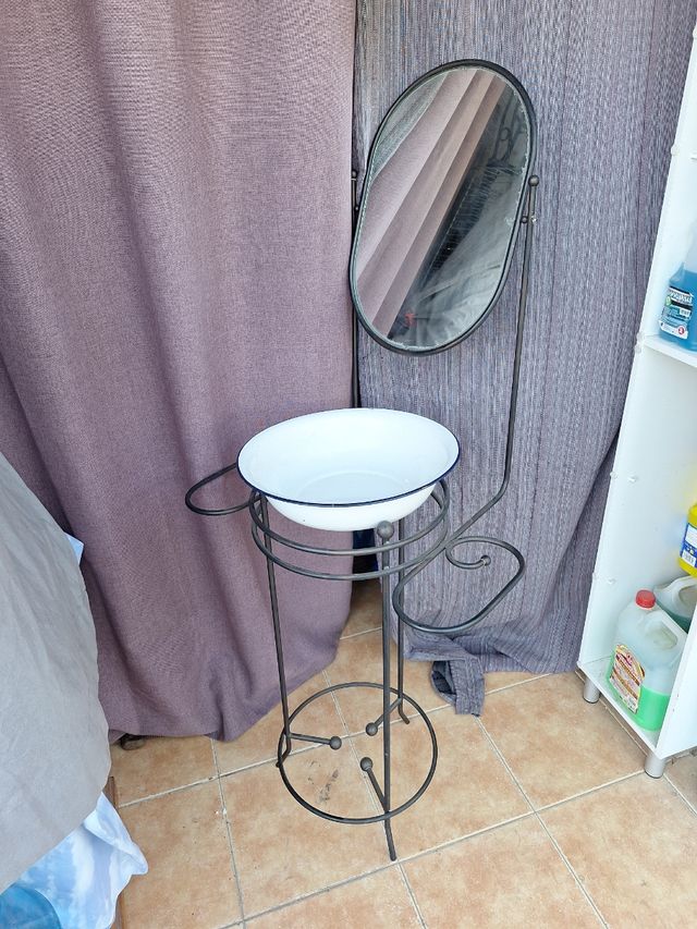 Lavabo antiguo con espejo de forja