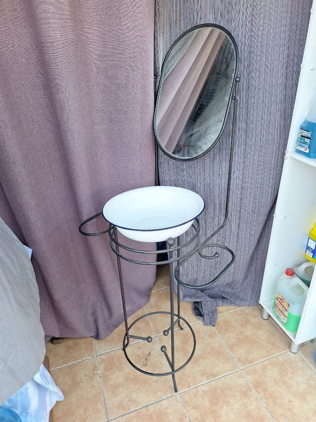 Lavabo antiguo con espejo de forja
