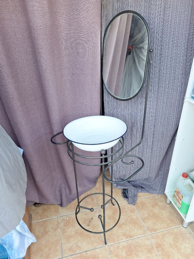 Lavabo antiguo con espejo de forja