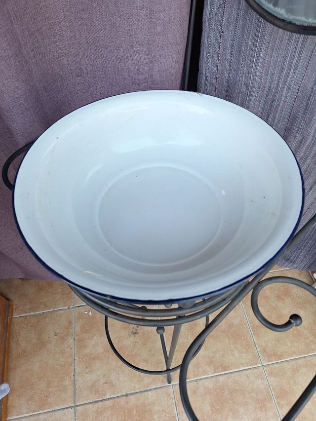 Lavabo antiguo con espejo de forja