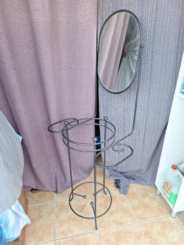 Lavabo antiguo con espejo de forja