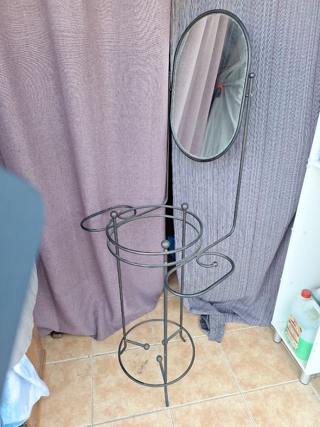 Lavabo antiguo con espejo de forja