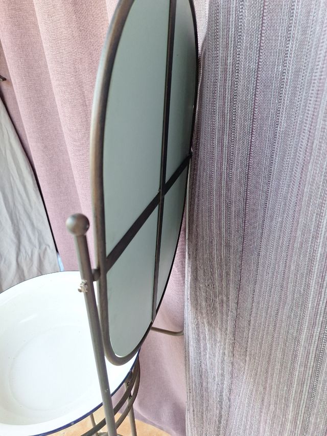 Lavabo antiguo con espejo de forja