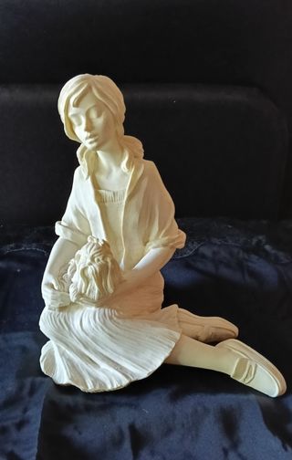 Figura marmolina mujer con perro pintar