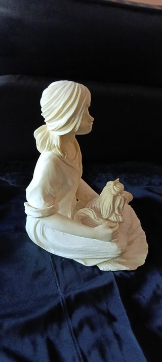 Figura marmolina mujer con perro pintar