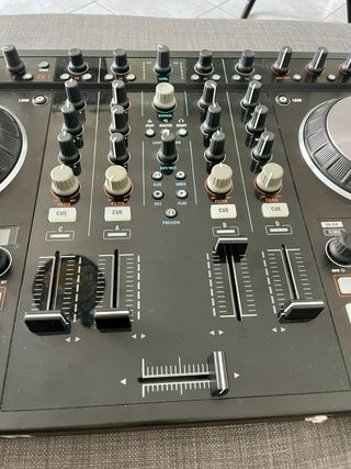 Traktor Kontrol S4 MK2 - DJ Controller