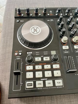 Traktor Kontrol S4 MK2 - DJ Controller