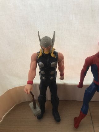 Muñecos Spiderman y Thor