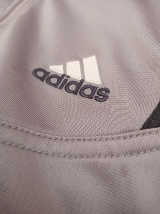  Adidas gris retro.