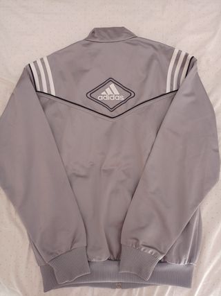  Adidas gris retro.
