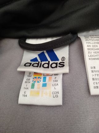  Adidas gris retro.