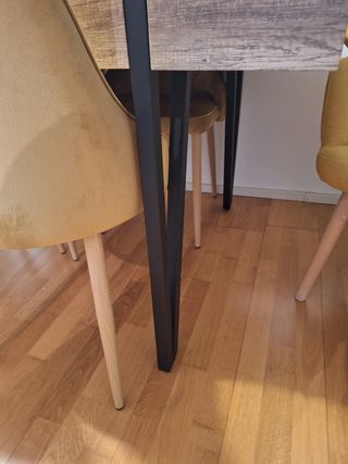 Mesa comedor industrial - madera oscura. Urge