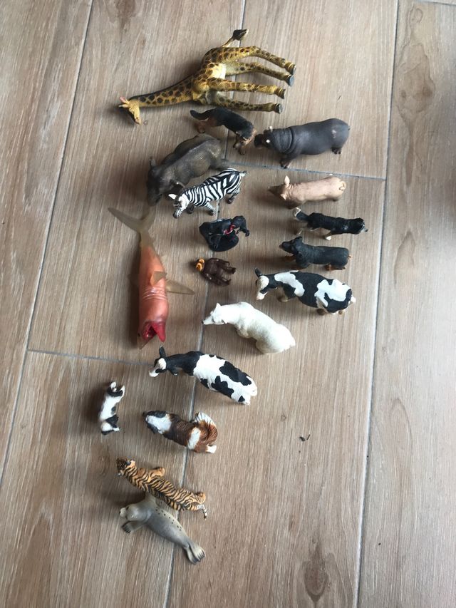 17 Figuras Animales de Plástico