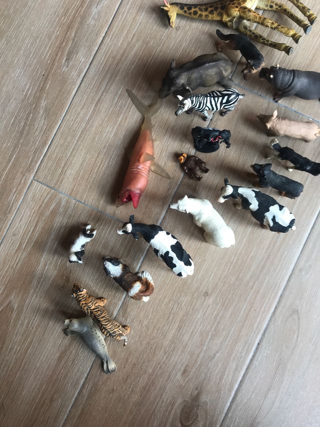 17 Figuras Animales de Plástico