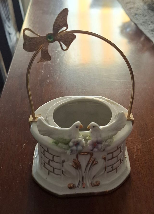 Porta uovo vintage a forma di pozzo