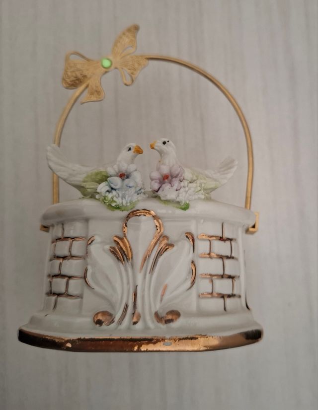 Porta uovo vintage a forma di pozzo