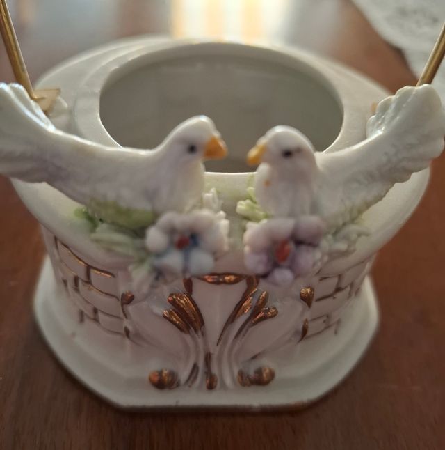 Porta uovo vintage a forma di pozzo