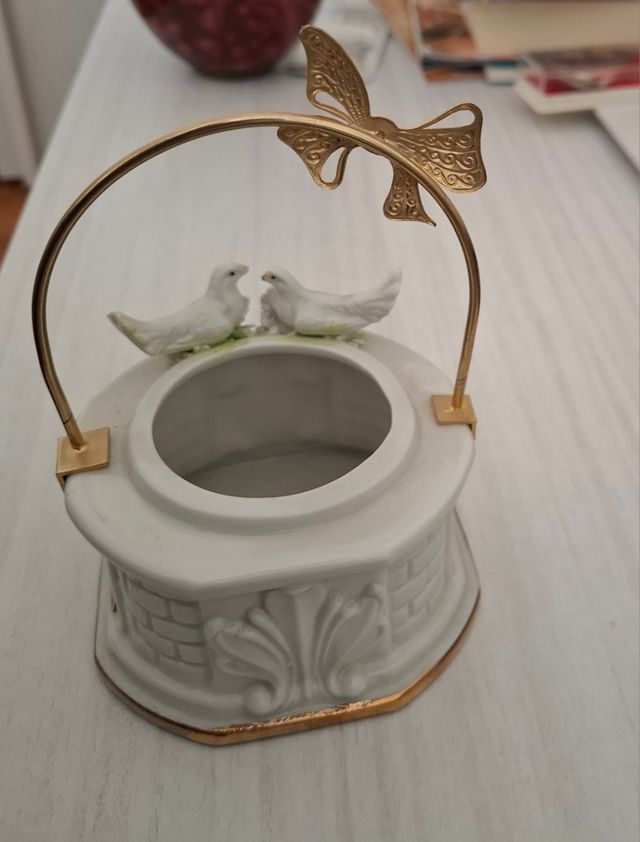 Porta uovo vintage a forma di pozzo