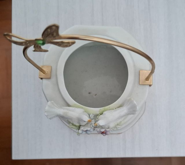 Porta uovo vintage a forma di pozzo