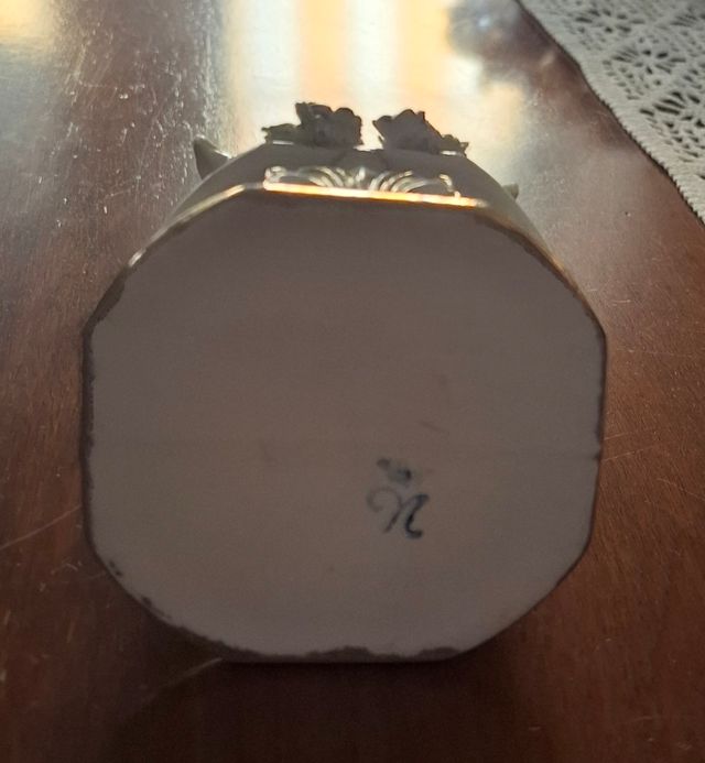 Porta uovo vintage a forma di pozzo