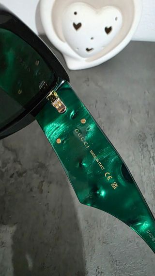 Occhiali Gucci neri e verdi