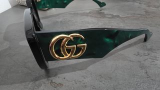 Occhiali Gucci neri e verdi