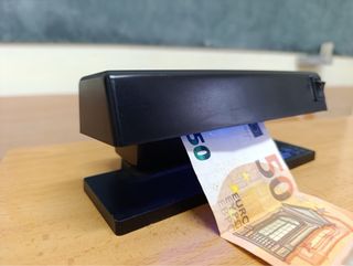 Detector billetes falsos UV