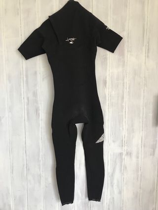 Traje neopreno 2/2 hombre manga corta talla S. 
