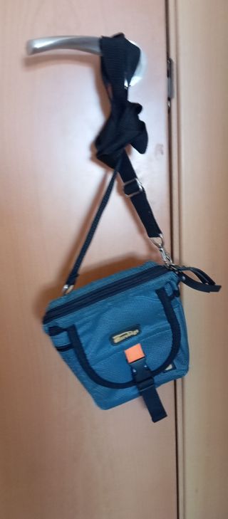 Bolso bandolera azul y negro