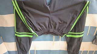 Pantalón deportivo gris marengo y verde pistacho