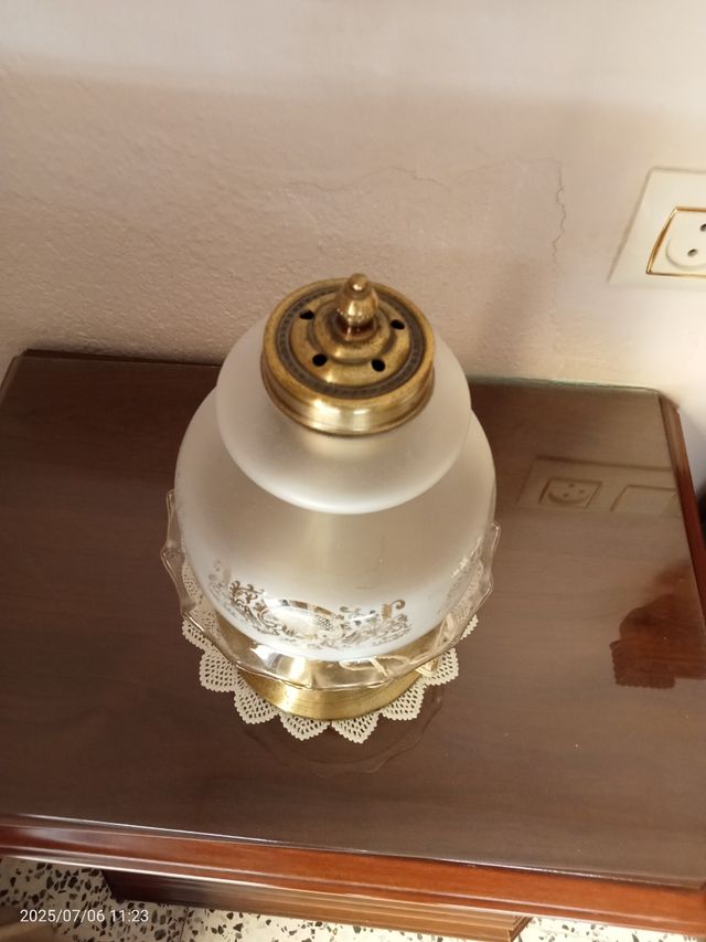 Lámpara mesilla vintage dorada