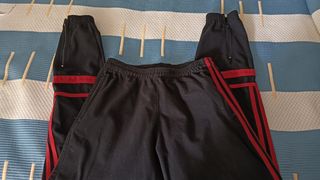 Pantalón deportivo negro-rojo