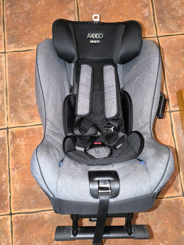 Silla coche AXKID Minikid Gris 0-25kg. Como nueva