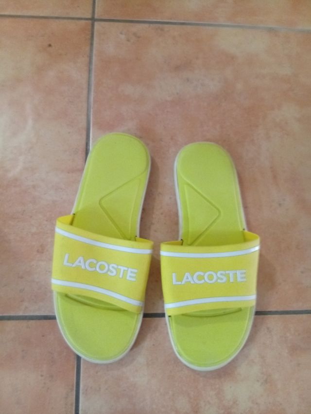 Chanclas Lacoste amarillas