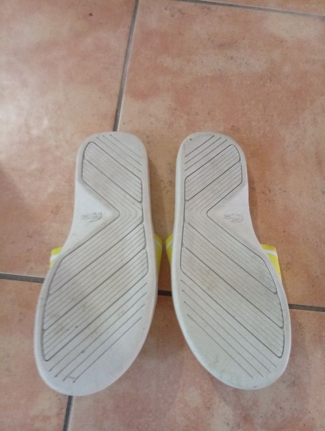 Chanclas Lacoste amarillas