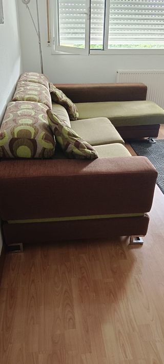 Sofá chaise longue marrón y verde