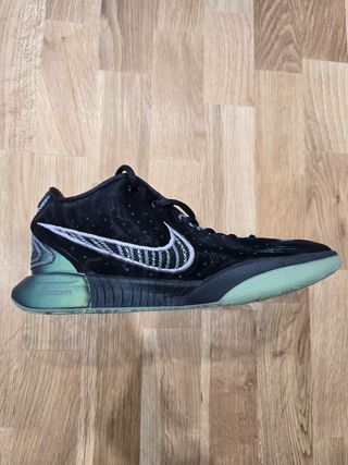 Nike LeBron XXI talla 41 o 7.