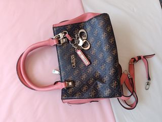 Bolso Guess negro y coral con bandolera para cruza