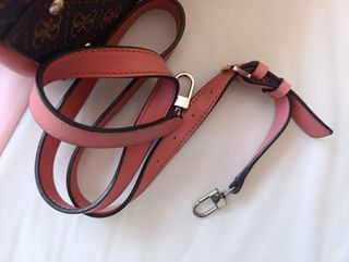 Bolso Guess negro y coral con bandolera para cruza