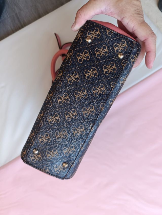 Bolsa Guess preta e coral com alça transversal para cruzar