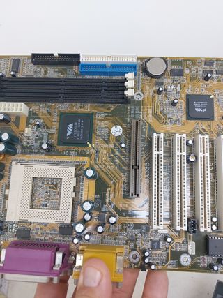 Placa base antigua - SY-7VBA133