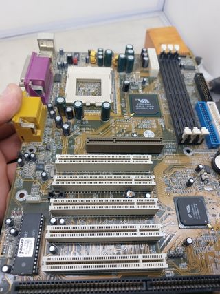 Placa base antigua - SY-7VBA133