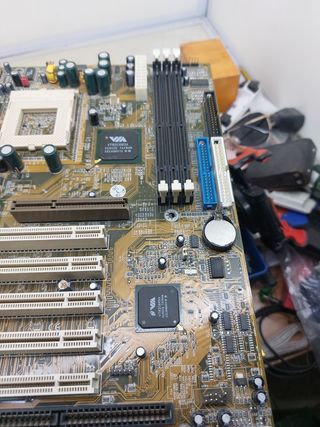 Placa base antigua - SY-7VBA133