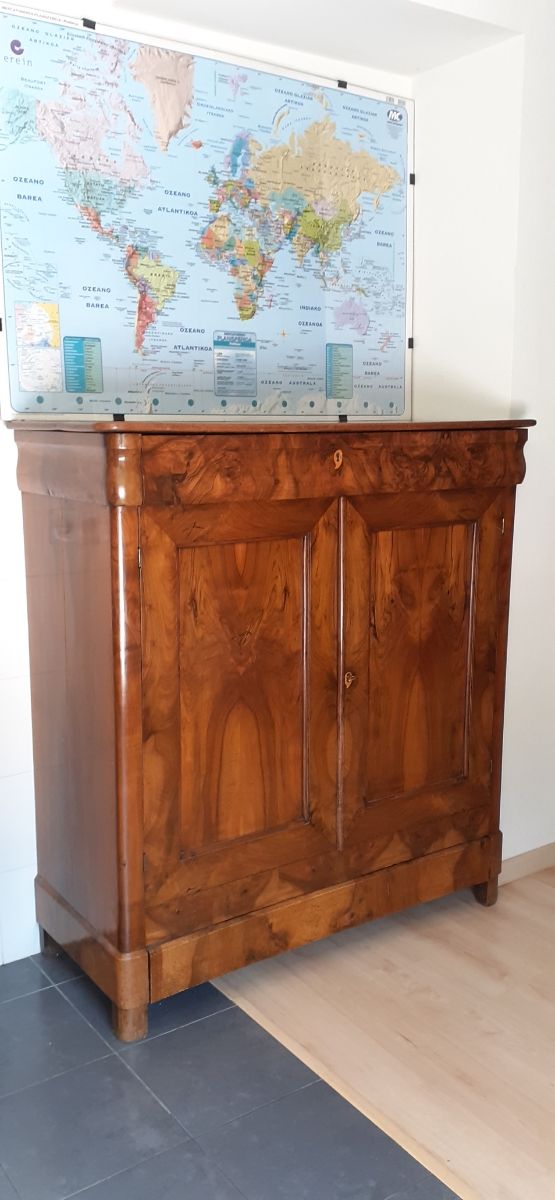 Aparador antiguo de nogal.