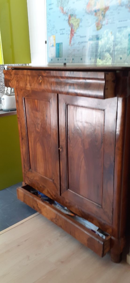 Aparador antiguo de nogal.