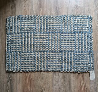 Alfombra de yute azul y beige