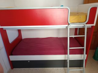 Litera de tres camas en   roja y blanca