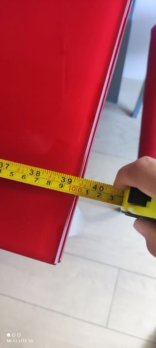 Mesa extensible roja con 2 sillas grises