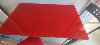 Mesa extensible roja con 2 sillas grises